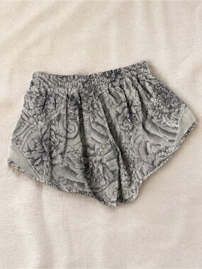 Lululemon Hotty Hot 2.5” Floral Running Shorts Size 4